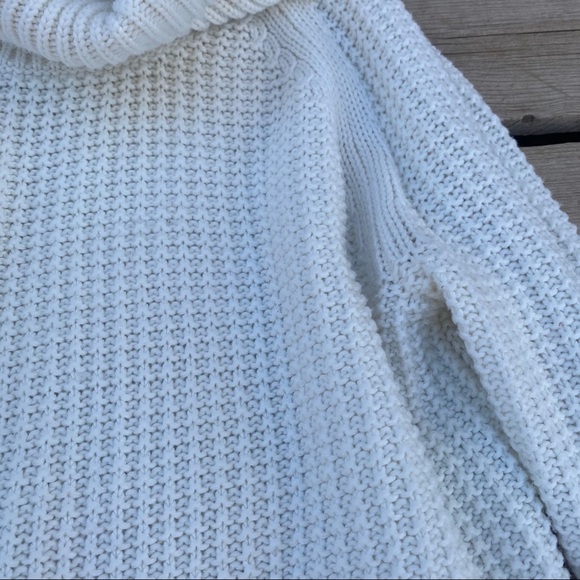 And Eawy woman’s white turtleneck sweater XS - Picture 5 of 5